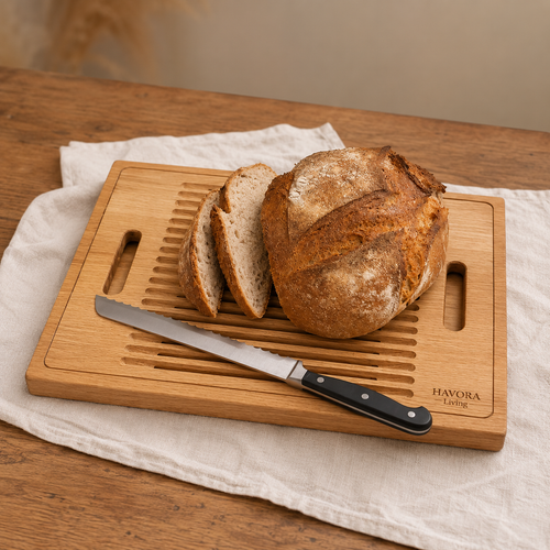 Bröselbrett aus Eiche mit angeschnittenem Sauerteigbrot und Brotmesser