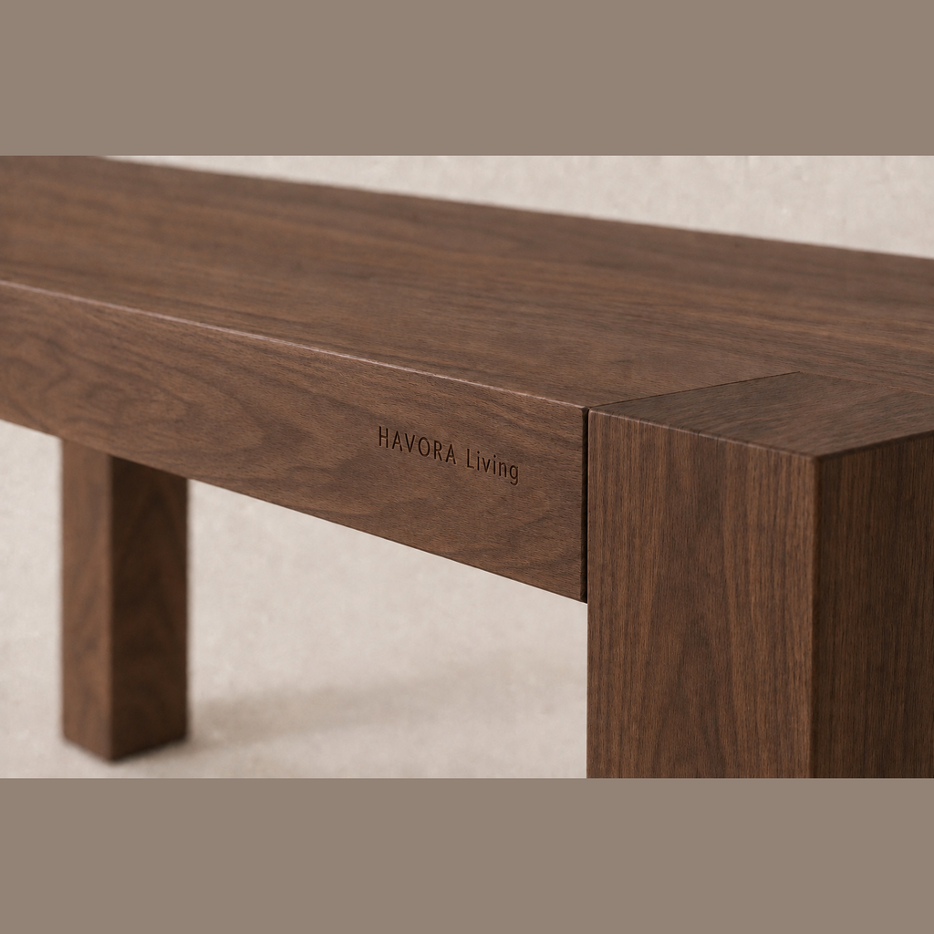 Detailaufnahme der Eckverbindung mit eingelaserter HAVORA Living Gravur in Nussbaum