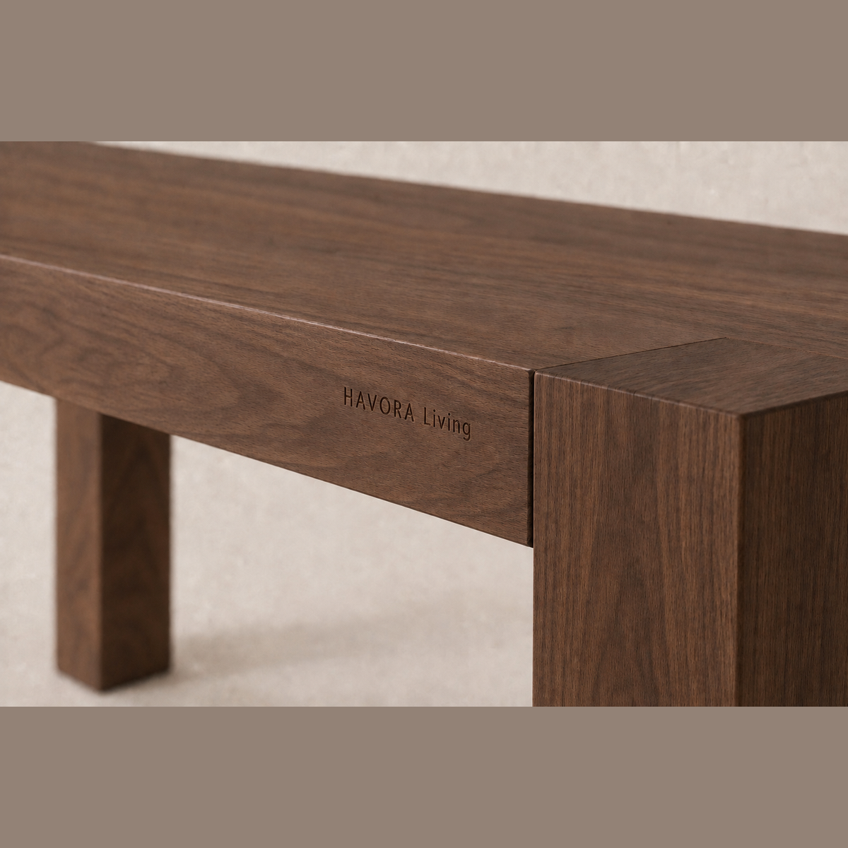 Detailaufnahme der Eckverbindung mit eingelaserter HAVORA Living Gravur in Nussbaum