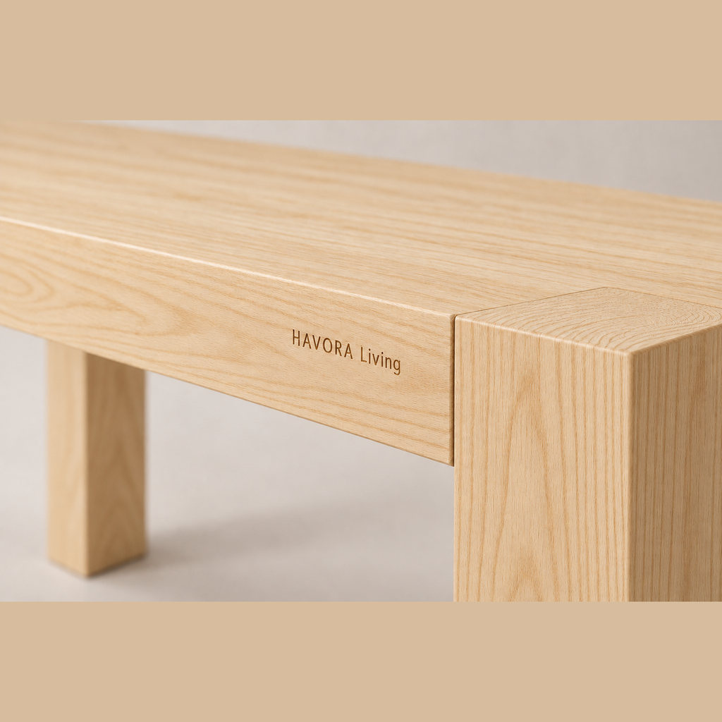 Detailaufnahme der Eckverbindung mit eingelaserter HAVORA Living Gravur in Esche